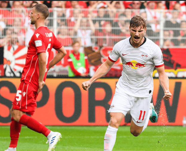 开云下载-莱比锡红牛横扫瑞典，莱万关键制胜的简单介绍