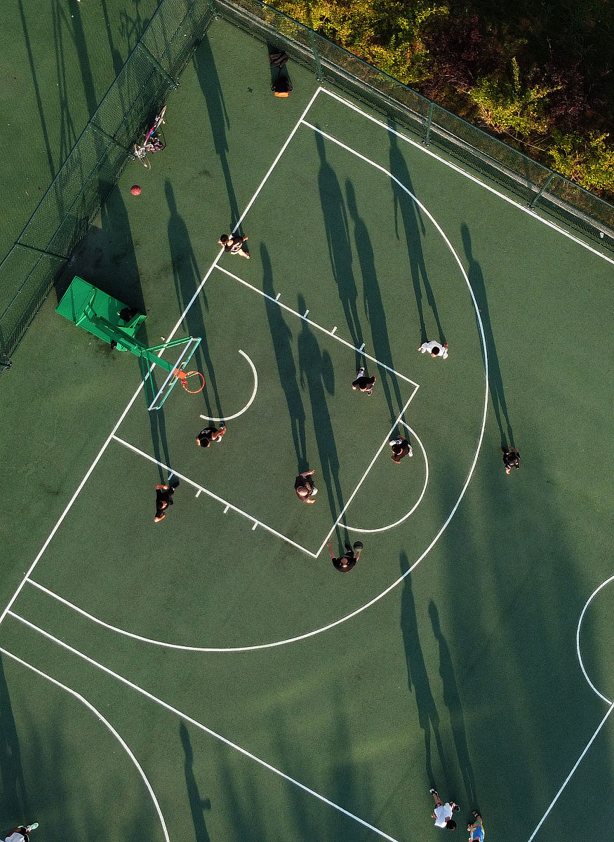 球场上的较量火花四溅，精彩纷呈的简单介绍