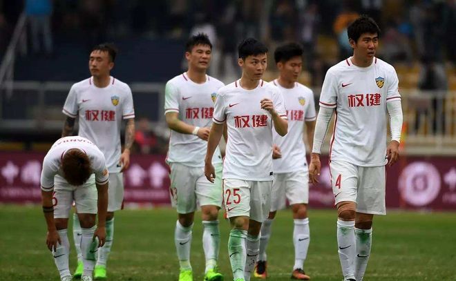 关于赛季冠军直面连败危机，主教练呼吁球队团结斗志的信息